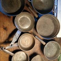 antiche piccole pentole e padelle in ferro e ghisa