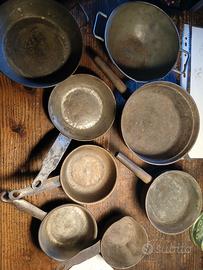 antiche piccole pentole e padelle in ferro e ghisa