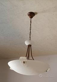 lampadario e lampada da tavolo 