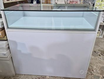 ARREDAMENTO NEGOZIO