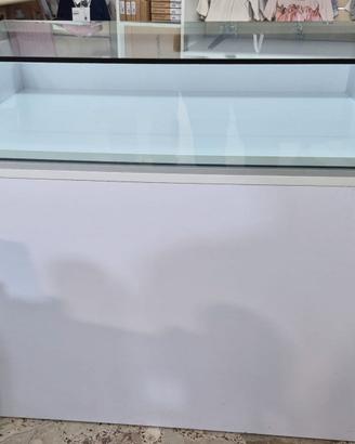 ARREDAMENTO NEGOZIO