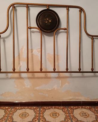 Testiera in ottone antico con rosone  floreale 