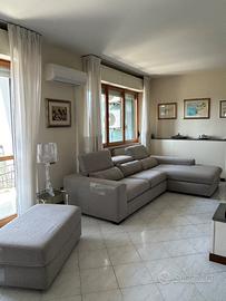 Divano angolare grigio Poltronesofa con pouf