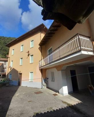 Casa indipendente di 380 m² con più di 5 locali a 