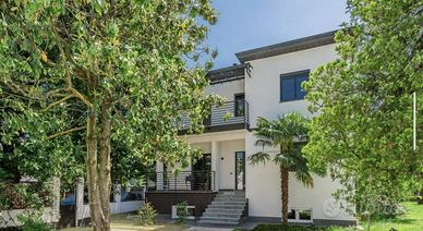 Villa di 325 m² con 5 locali e box auto doppio a R