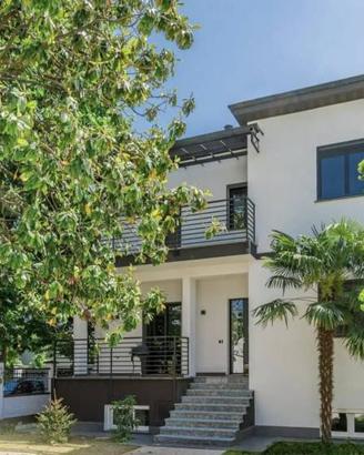 Villa di 325 m² con 5 locali e box auto doppio a R