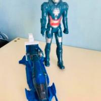 Personaggio AVENGERS cm 30 completo di veicolo