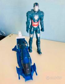 Personaggio AVENGERS cm 30 completo di veicolo