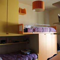 Camera Ponte 3 Letti con scrivania e lampadario