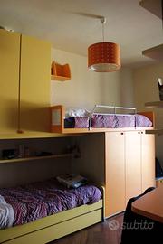 Camera Ponte 3 Letti con scrivania e lampadario