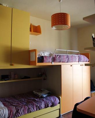 Camera Ponte 3 Letti con scrivania e lampadario