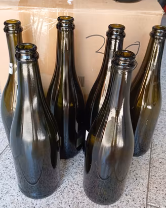 Bottiglie vuote in vetro