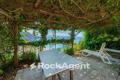 SEMINDIPENDENTE CON TERRAZZO E GIARDINO VISTA MARE