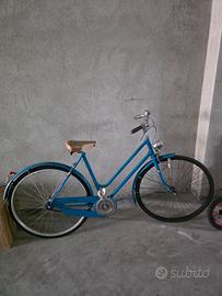 Bicicletta vintage azzurra
