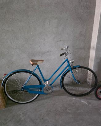 Bicicletta vintage azzurra