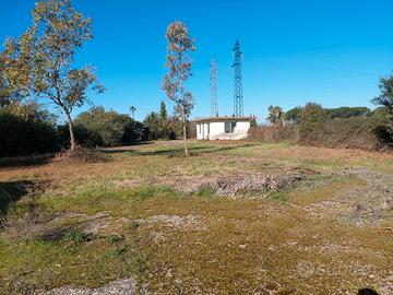 Piazzale su SS. 18 con ampio fronte strada