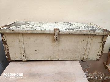 baule vintage in legno forse militare
