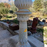 colonna in porcellana vintage. 