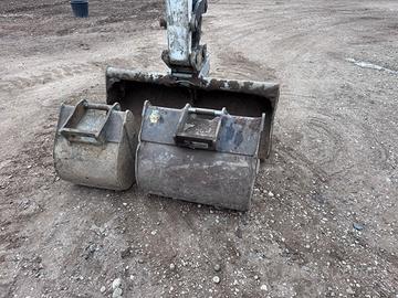 Attacco rapido e benne per escavatore bobcat e 50