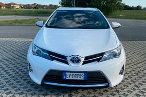 TOYOYA AURIS HYBRID