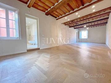 Appartamento di 180 m² con più di 5 locali a Lucca