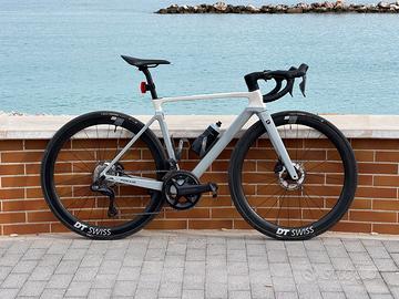 Focus Izalco max 9.8 Ultegra di2 12v DT SWISS