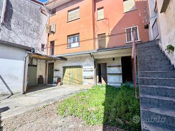 CASA SEMINDIPENDENTE A BUTTRIO