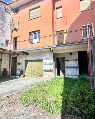 CASA SEMINDIPENDENTE A BUTTRIO