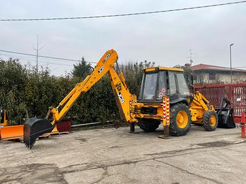 P55 Terna JCB 3CX con 2600 ore telescopico e morde