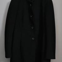 Cappotto nero elegante da donna con bottoni