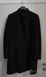 Cappotto nero elegante da donna con bottoni