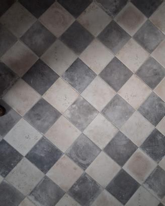 Pavimento a scacchi in Gres anticato 14mq