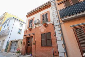 CASA SEMINDIPENDENTE A SAN BENEDETTO DEL TRONTO