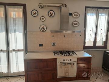 Cucina con elettrodomestici