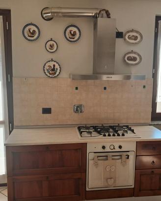 Cucina con elettrodomestici