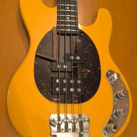 Basso di liuteria stile Stingray 