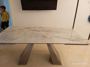 tavolo gres porcellanato grigio sfumato 