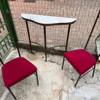 Tavolino muro con due sedie a specchio