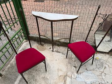 Tavolino muro con due sedie a specchio