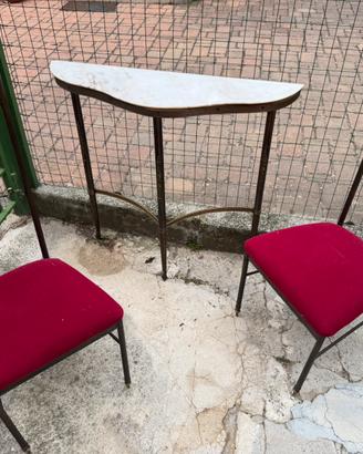 Tavolino muro con due sedie a specchio