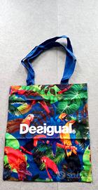 borsetta con motivi floreali e pappagalli, Disegua