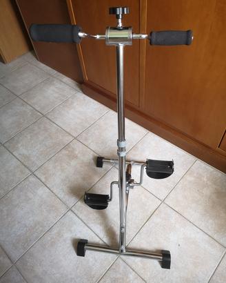 Pedaliera per esercizi braccia e gambe da seduto