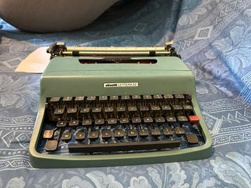 Macchina da scrivere Olivetti lettera 32