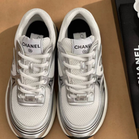 Sport alla moda e scarpe versatili casual