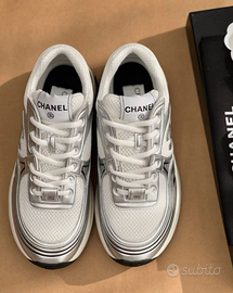 Sport alla moda e scarpe versatili casual