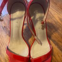 Scarpe con tacchi rosse pelle