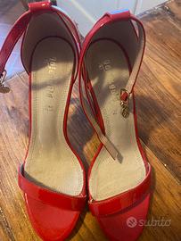 Scarpe con tacchi rosse pelle