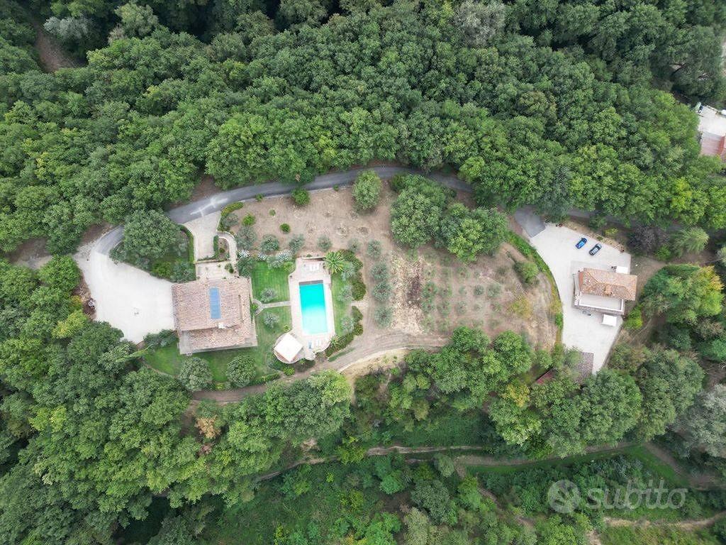 Rustico / Casale di 850 m² con più di 5 locali e b - Vista 3