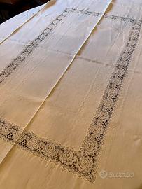 Antica tovaglia in lino con pizzo