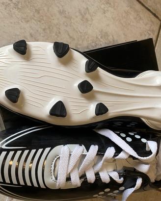 Scarpe da calcio, numero 41, in scatola nuove.